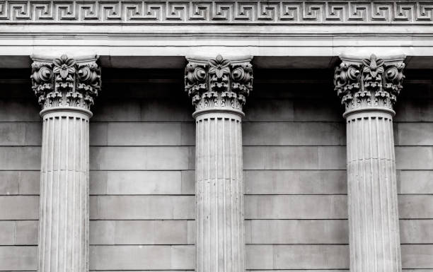 detalhe decorativo de uma coluna iônica antiga - law column courthouse greek culture - fotografias e filmes do acervo