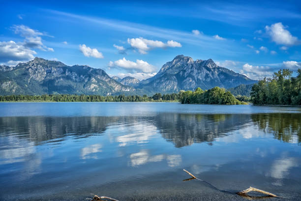 neuschwanstein sul lago forggensee - allgau bavaria mountain horizon foto e immagini stock