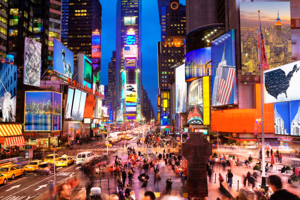夕暮れ時にタイムズスクエアでニューヨークのアイコン - broadway ストックフォトと画像