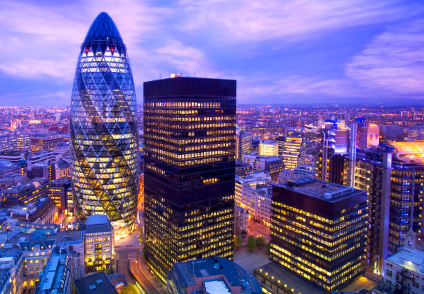 夕暮れ時のロンド�ンのファイナンシャル地区 - 30 st mary axe ストックフォトと画像