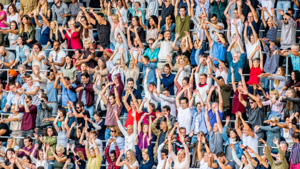 stadion tłum robi meksykańską falę - sports event bleachers stadium seat zdjęcia i obrazy z banku zdjęć