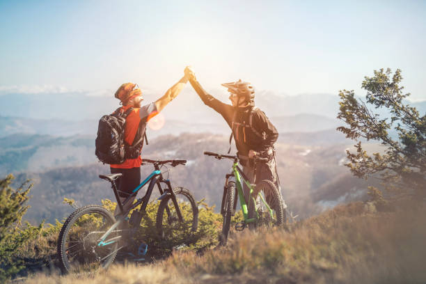 thats ride fue increíble, dos ciclistas de montaña en un pico de montaña - mountain biking extreme sports cycling bicycle fotografías e imágenes de stock