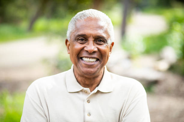 lächelnd senior black man im freien - filipino ethnicity fotos stock-fotos und bilder