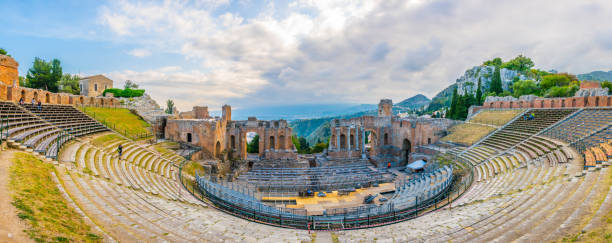 teatro antico di taormina in sicily, italy - mt etna imagens e fotografias de stock