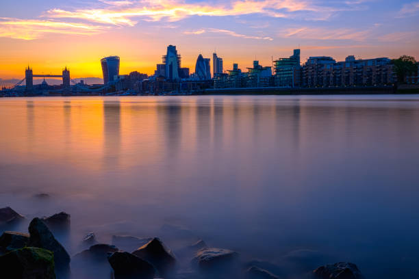 exposição longa, skyline de londres e ponte da torre - london england financial district england long exposure - fotografias e filmes do acervo