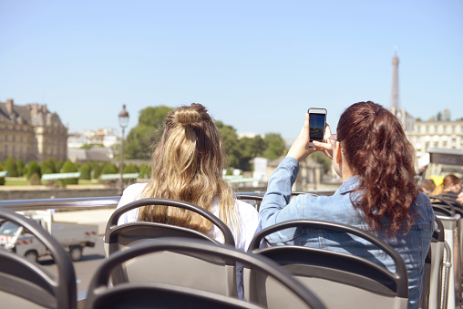 young women walk in Paris ( smartphone)