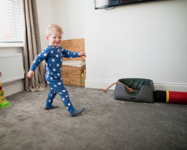 poranne uśmiechy - child house dog bed zdjęcia i obrazy z banku zdjęć