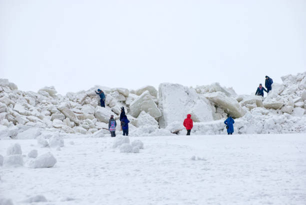 사람들은 finlanf만의 은행에 큰 얼음 floes를 등반. 상트페테르부르크. 러시아 - finlanf 뉴스 사진 이미지