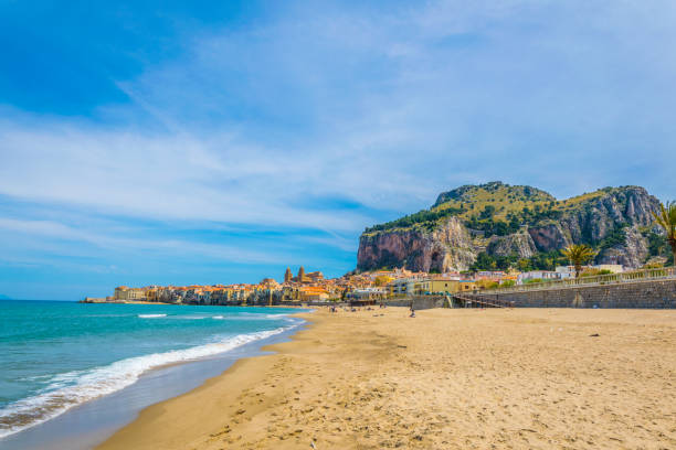 vue d’une plage dans la ville sicilienne cefalu, italie - tyrrhenian photos et images de collection