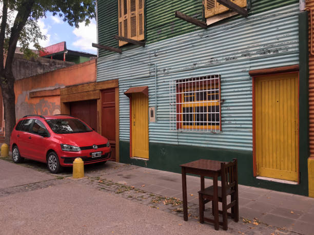 voiture rouge garée devant la maison colorée - argentina buenos aires door la boca photos et images de collection