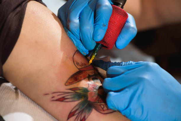 istock Master working tattooing in tattoo studio./Professional tattooist works in studio. 1139120998