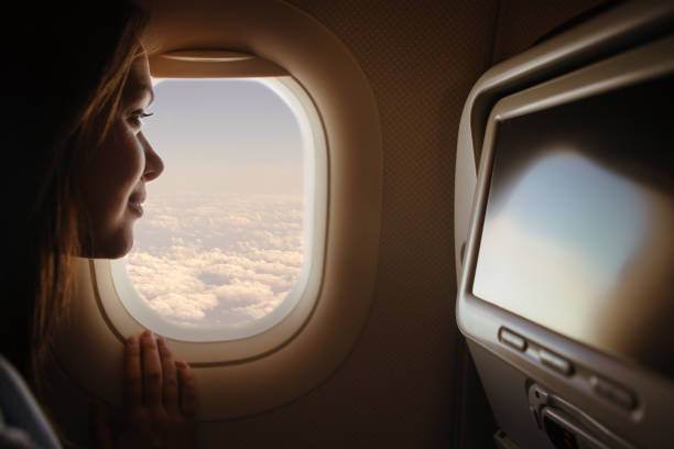 femme dans l’avion femme regardant par la fenêtre dans l’avion - 3686 photos et images de collection