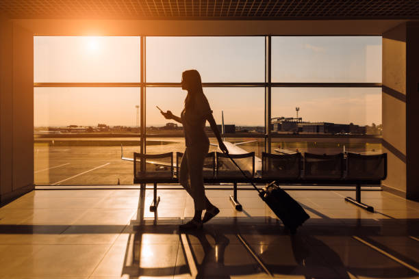 mulher nova que espera o vôo no aeroporto - 3686 - fotografias e filmes do acervo