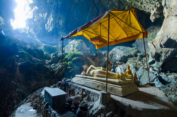 laguna blu della grotta di tham poukham, vicino a vientiane, laos - vang vieng foto e immagini stock