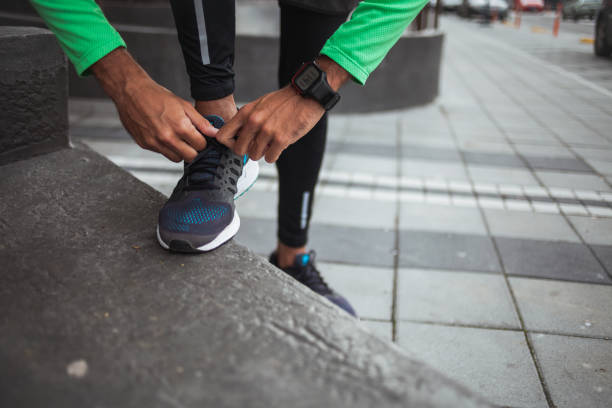 istock Male jogger tying his shoe 1139128752