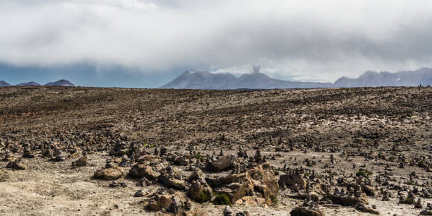 passagem alta da montanha nos andes - block the americas mountain peak plateau - fotografias e filmes do acervo