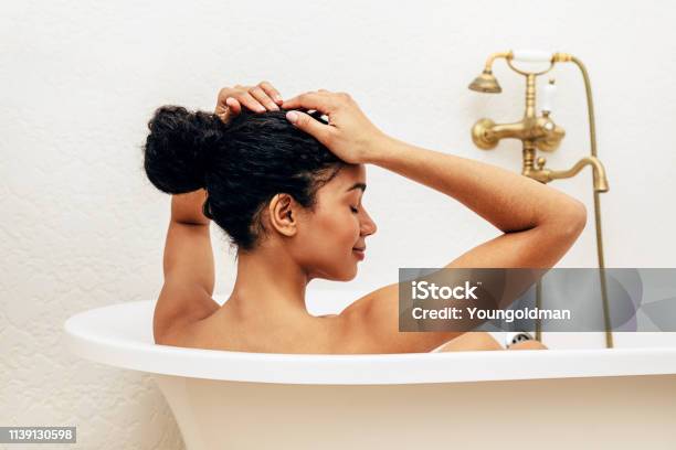 Mujer Relajante En El Baño Endereza Su Cabello Foto de stock y más banco de imágenes de Bañera - Bañera, Una sola mujer, Sólo mujeres