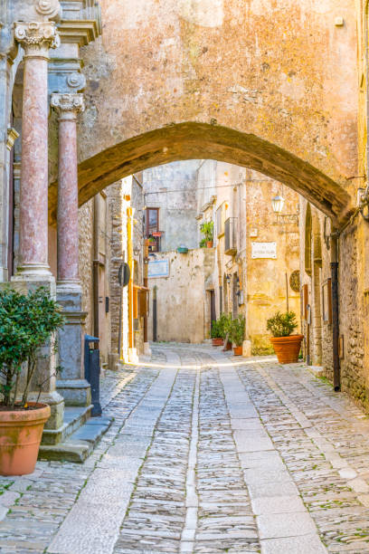 vista de una calle estrecha en el centro histórico de la aldea de erice en sicilia, italia - erice fotografías e imágenes de stock