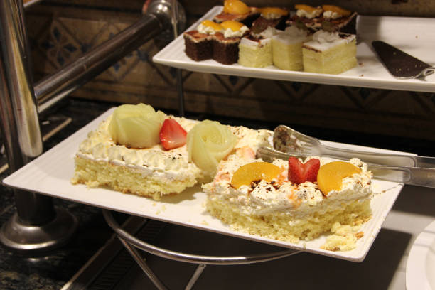 pastel con bayas de crema de mantequilla y frutas fresas de piña y rodajas de naranja - 11909 fotografías e imágenes de stock