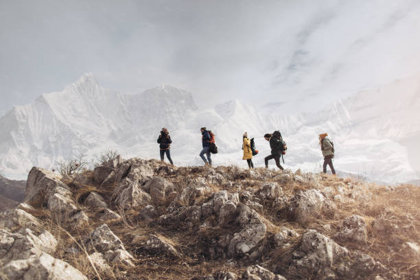 на свежем воздухе - mountain mountain climbing climbing snow стоковые фото и изображения