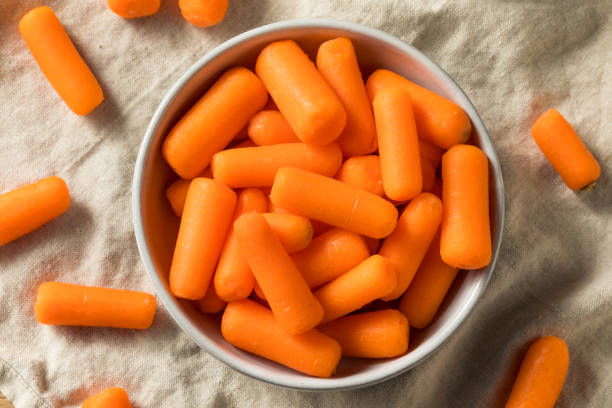 surowe organiczne pomarańczowe marchewki dla niemowląt - baby carrot zdjęcia i obrazy z banku zdjęć