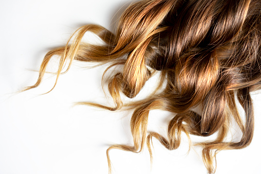 cabello rizado largo marrón sobre fondo blanco aislado photo
