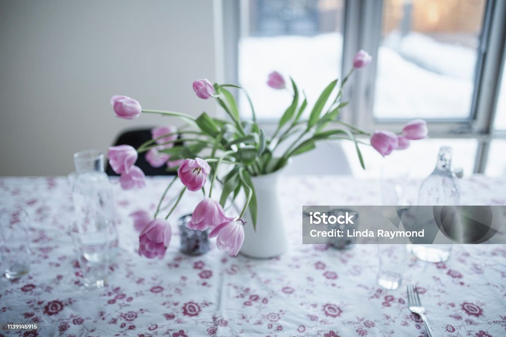 Tulp op een eettafel - Royalty-free Tulp Stockfoto
