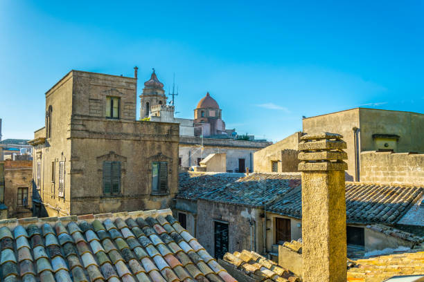 widok dachów erice, sycylia, włochy - trapani sicily erice sky zdjęcia i obrazy z banku zdjęć