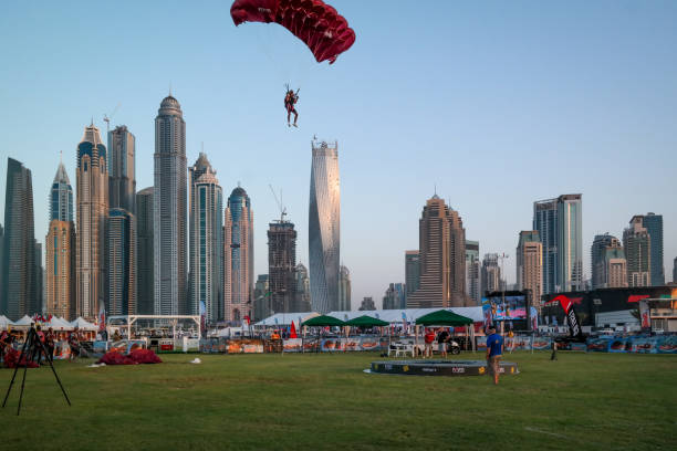 dubaj miasto zabawa spadochroniarz i zajęcia wodne, atrakcje turystyczne w dubai marina - united arab emirates dubai marina asia arabia zdjęcia i obrazy z banku zdjęć