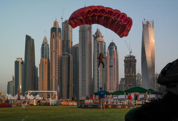 dubaj miasto zabawa spadochroniarz i zajęcia wodne, atrakcje turystyczne w dubai marina - united arab emirates dubai marina asia arabia zdjęcia i obrazy z banku zdjęć