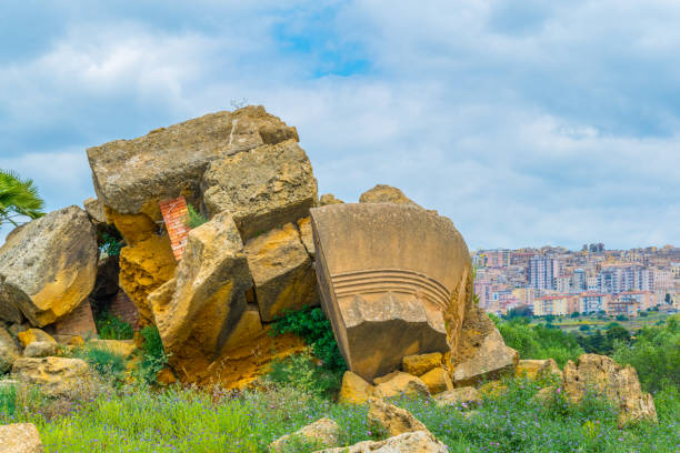 vista das ruínas do vale dos templos perto de agrigento em sicília, italy - 11194 - fotografias e filmes do acervo