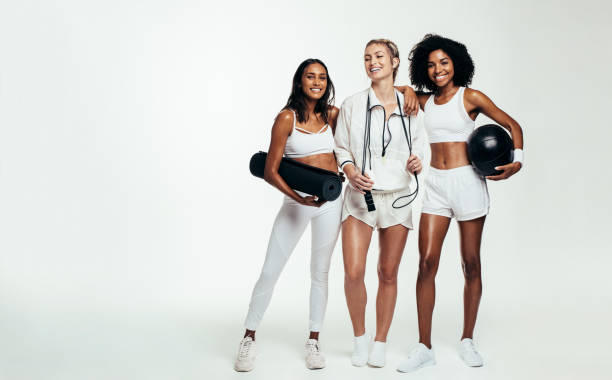 gruppo di femmine con attrezzature sportive - friendship women exercising gym foto e immagini stock