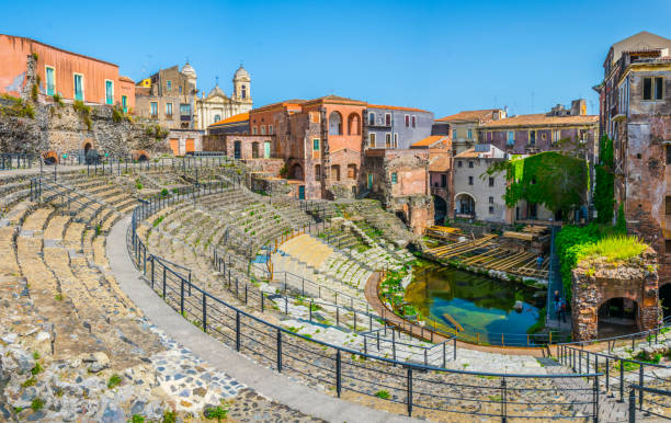 blick auf das antike römische theater in catania, sizilien, italien - column italy italian culture greece stock-fotos und bilder