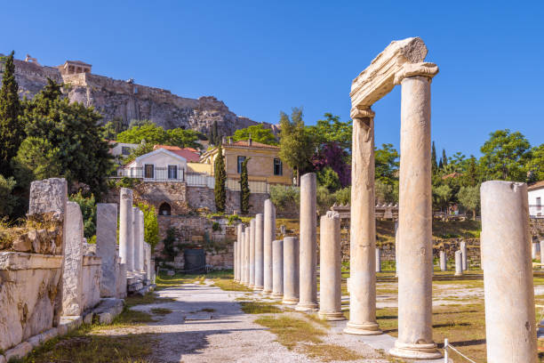 ágora romana con vistas a la acrópolis de atenas, grecia - roman agora fotografías e imágenes de stock