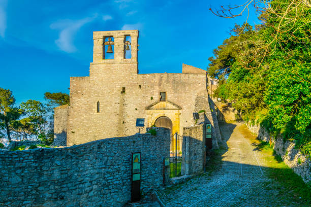 widok na kościół sant orsola w erice, sycylia, włochy - trapani sicily erice sky zdjęcia i obrazy z banku zdjęć