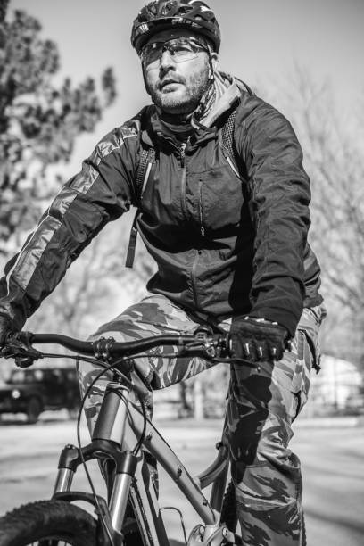 homme caucasien faisant du vélo dans le parc de ville - ontario spring bicycle city life photos et images de collection