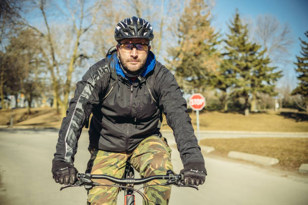 hombre caucásico en bicicleta en el parque - ontario spring bicycle city life fotografías e imágenes de stock