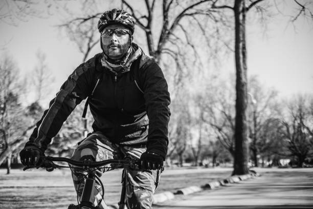 hombre caucásico en bicicleta en el parque - ontario spring bicycle city life fotografías e imágenes de stock