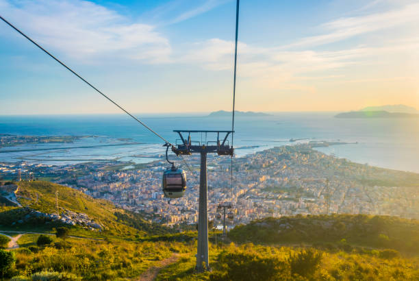 widok na sycylijskie miasto trapani z wyciągu krzesełkowego prowadzącego do wioski erice, włochy - trapani sicily erice sky zdjęcia i obrazy z banku zdjęć