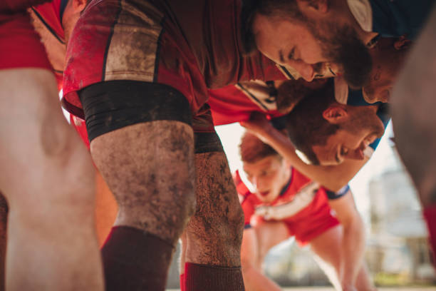 rugby spelers op een varend gebied - rugby scrum stockfoto's en -beelden