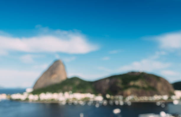 bewusst defokussierter abstrakter blick auf den zuckerberg und die skyline von rio de janeiro, die sich auf der botafogo bay widerspiegelt - rio de janeiro sugarloaf mountain beach urca stock-fotos und bilder