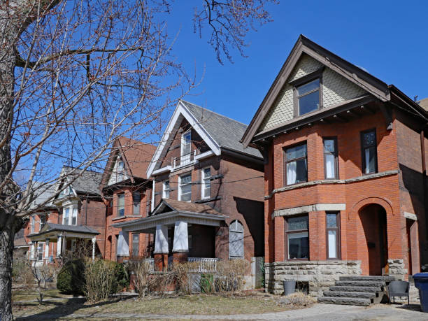 큰 오래 된 빅토리아 스타일의 행 게 이블과 벽돌 집 분리 - toronto street canada city 뉴스 사진 이미지