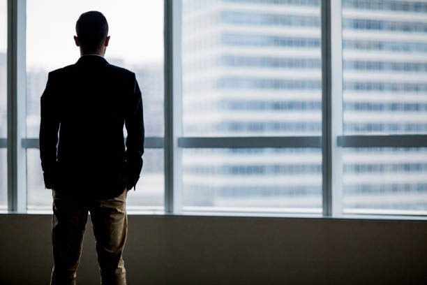 컨퍼런스 룸에서의 사업 결정 - window men loneliness depression 뉴스 사진 이미지