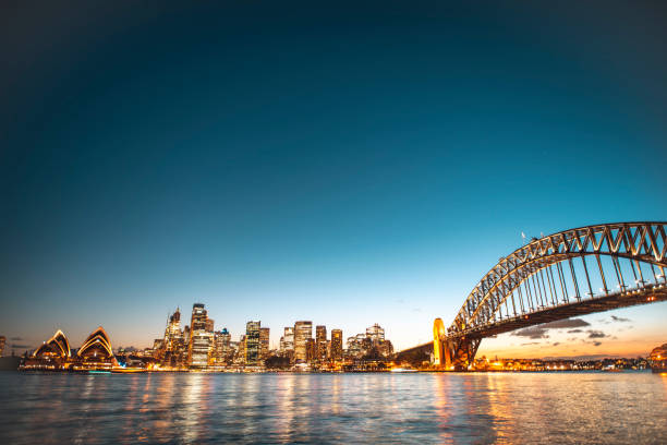 landschaftsblick auf die sydney harbor bridge am abend - sydney harbor sydney australia australia sydney harbor bridge stock-fotos und bilder