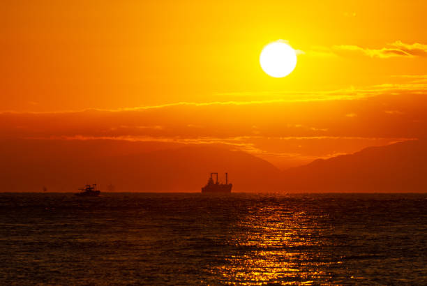istock The sun that illuminates the open sea 1139186850