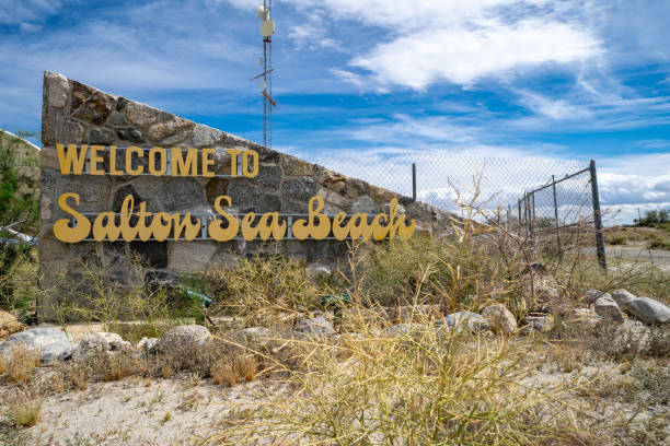 salton シービーチへのウェルカムサイン - beach sunset sand wood ストックフォトと画像