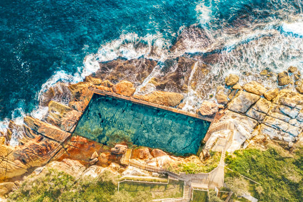 mcivers baths est situé sur l’étagère rocheuse de coogee australia - vibrant color summer rock cliff photos et images de collection