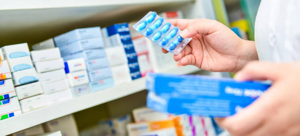 farmacéutico estuche de medicina en farmacia - pharmacist pharmacy pill medicine fotografías e imágenes de stock