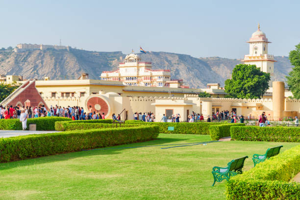 прекрасный вид на живописный сад в джантар мантар, джайпур - jaipur city palace стоковые фото и изображения