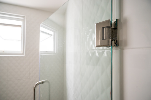 Puerta bisagras en la puerta de vidrio en el baño para zona húmeda-puede utilizar para mostrar o montaje en el producto photo